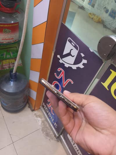 Iphone xsmax sab bahi 28k Sy upr offer dy jis ki achi offer phone uska