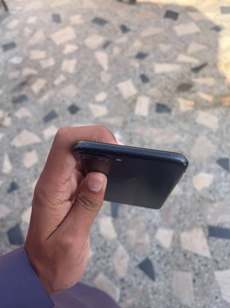 Apple iPhone 7 Plus 2