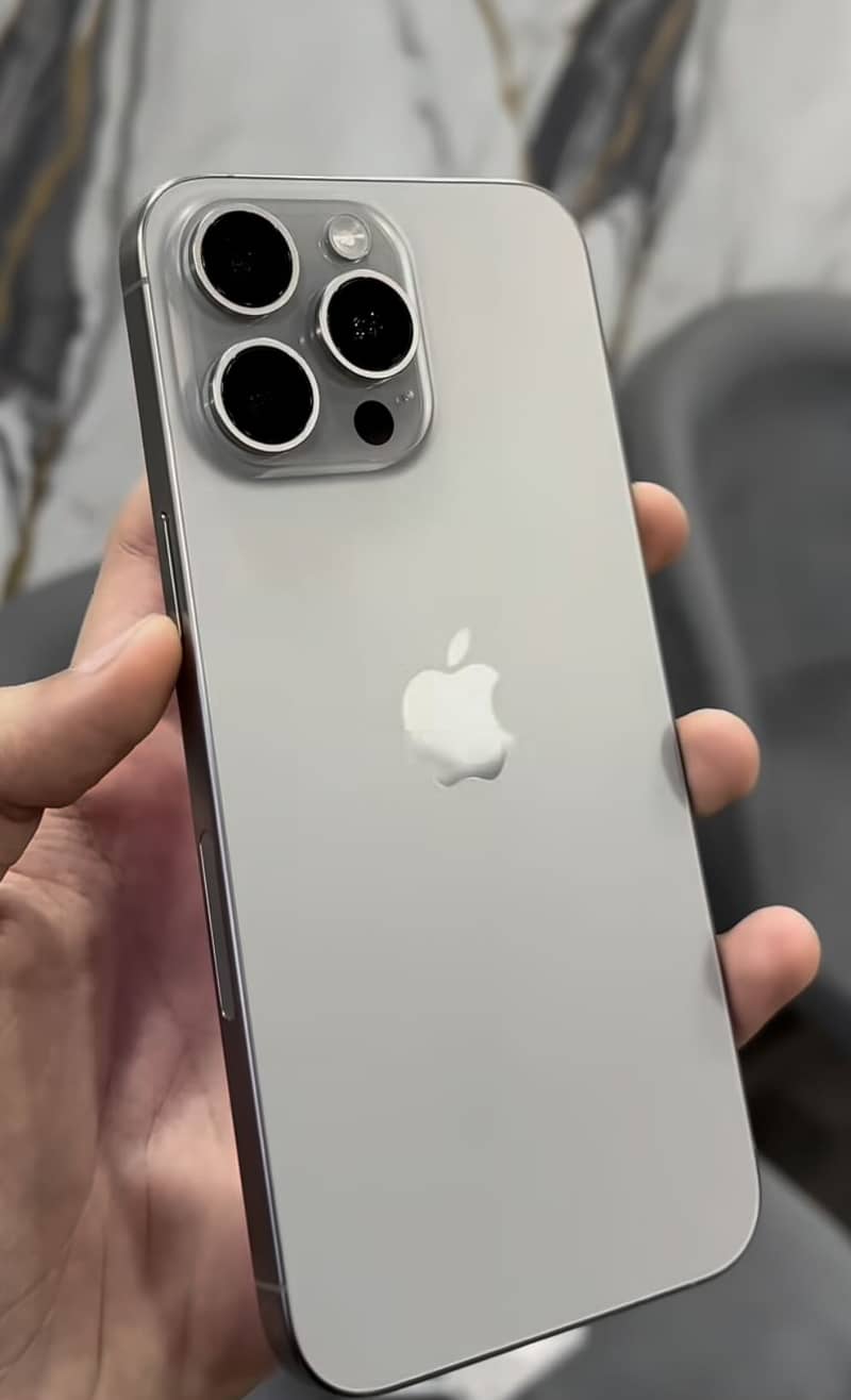 Apple iPhone 15 Pro Max 0