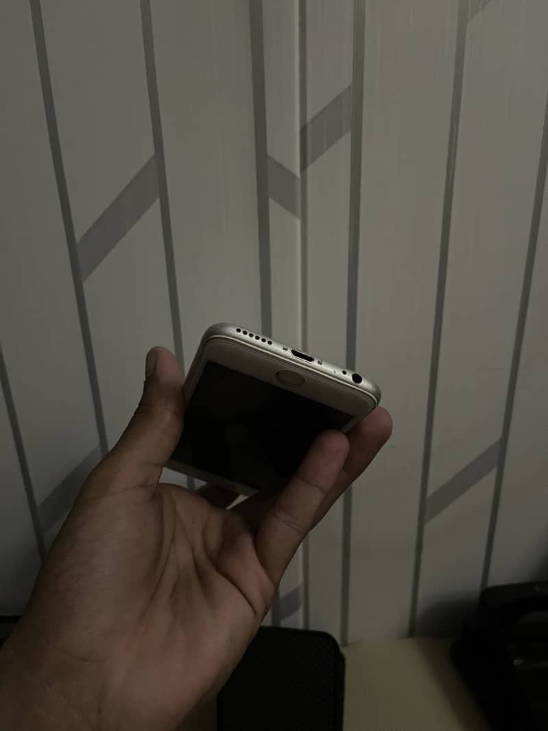Apple iPhone 6S 4