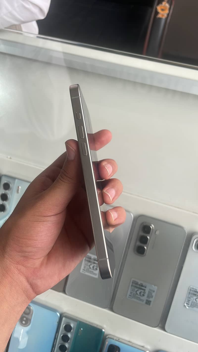 Apple iPhone 15 Pro Max 2