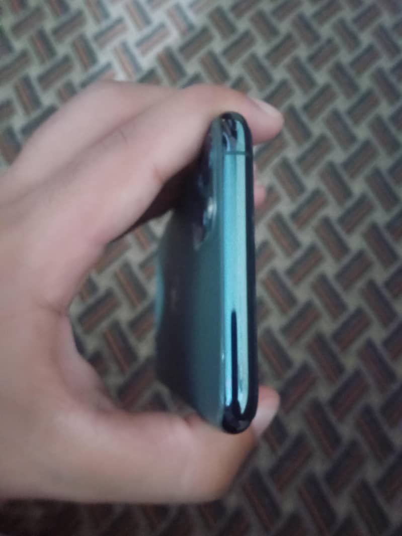 Apple iPhone 11 Pro Max 4