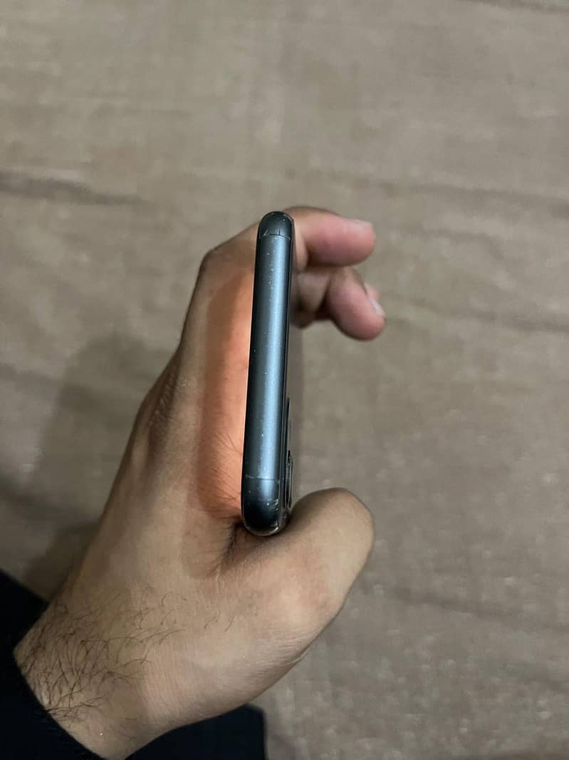 Apple iPhone 11 3