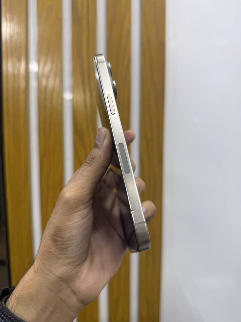 Apple iPhone 15 Pro Max 4