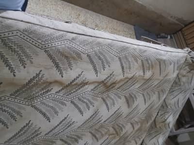 singal phata h bed ki trha h singal bana hai uper foam wala kapra b  h