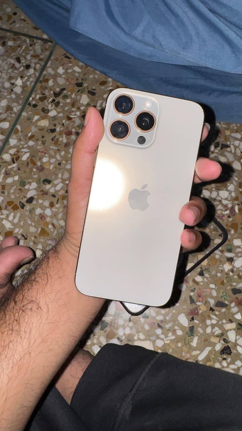 Apple iPhone 16 Pro Max 4