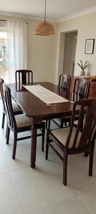 Beautiful dining table with 6 chairs
