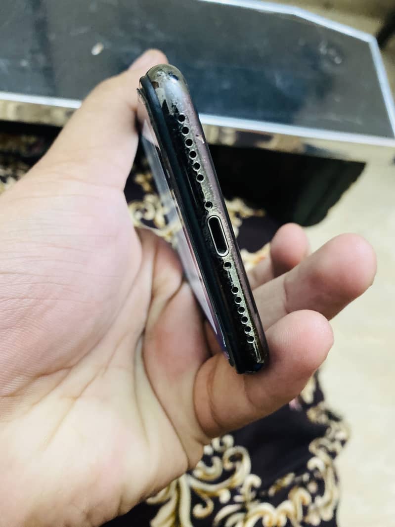 Apple iPhone X 4