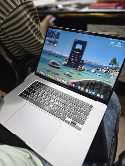 Macbook pro 2019 i9 16gb 1TB  4gb graphic card 16 inch 4k display