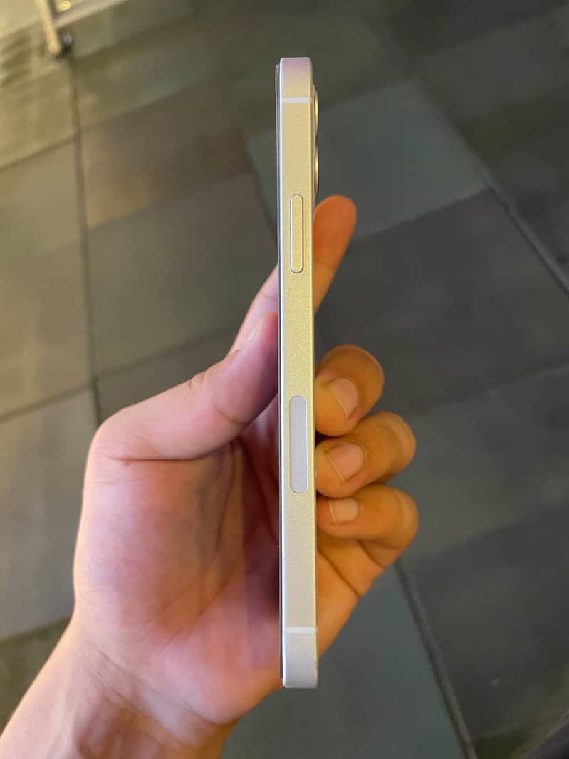 Apple iPhone 12 4