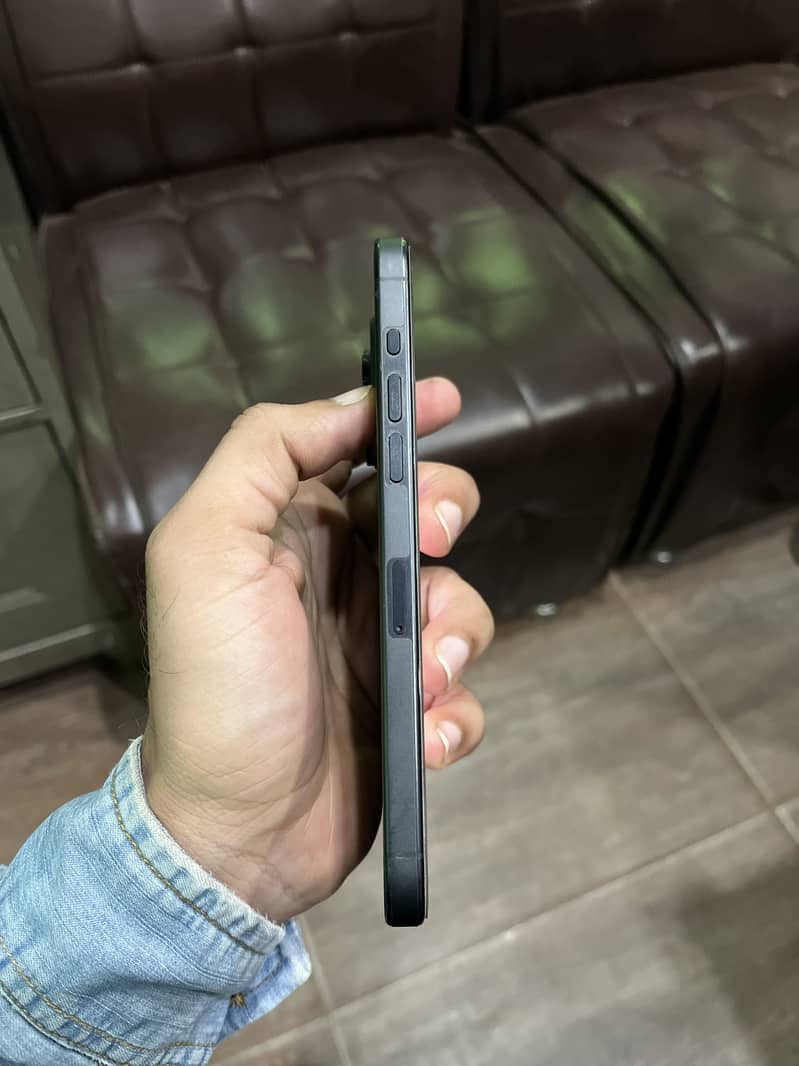 Apple iPhone 15 Pro Max 4