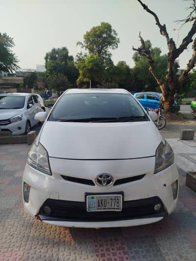 Toyota Prius s 2014