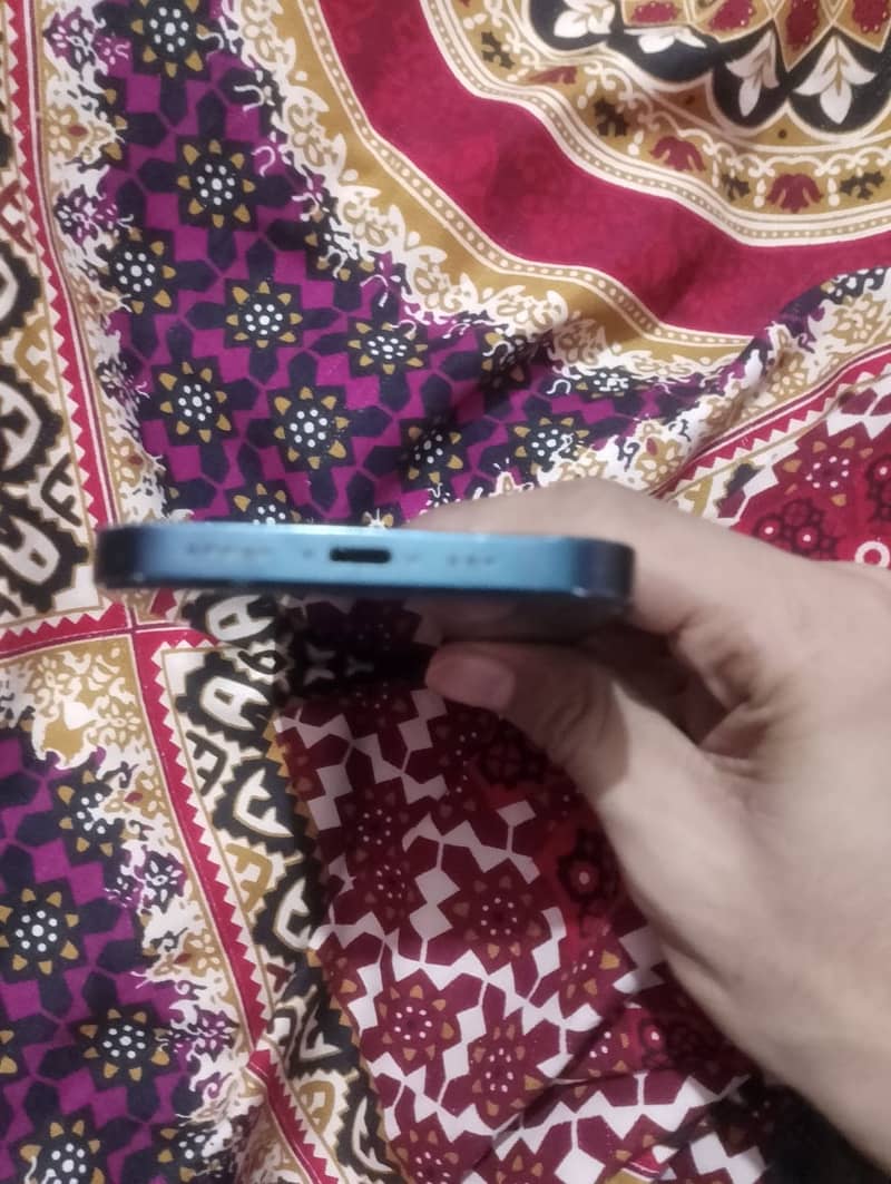 Apple iPhone 13 5