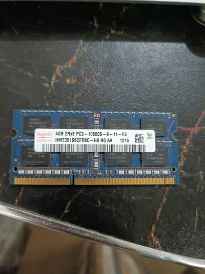 Hynix 4GB DDR3 laptop RAM stick