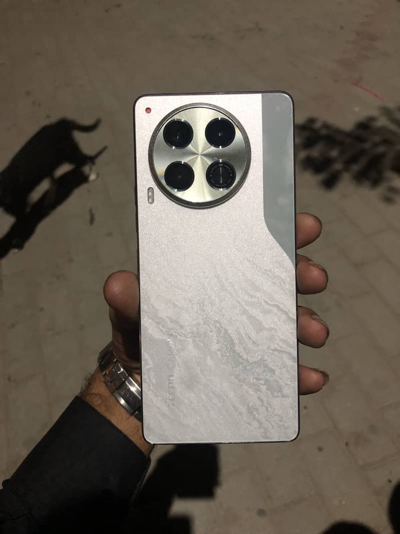 Tecno CAMON 30 0
