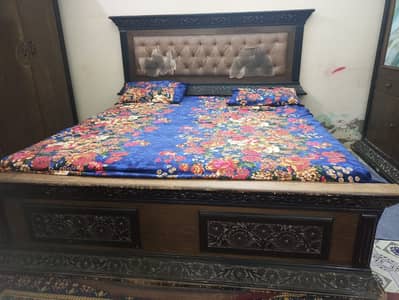 Good condition bathroom set without mattress