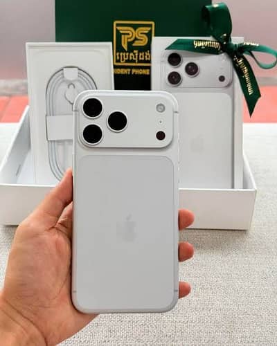 Apple iPhone 17 Pro Max white