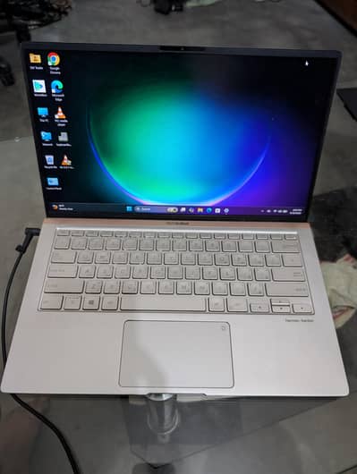 Asus ZenBook i7 8th 2GB Nvidia 16/256 premium series