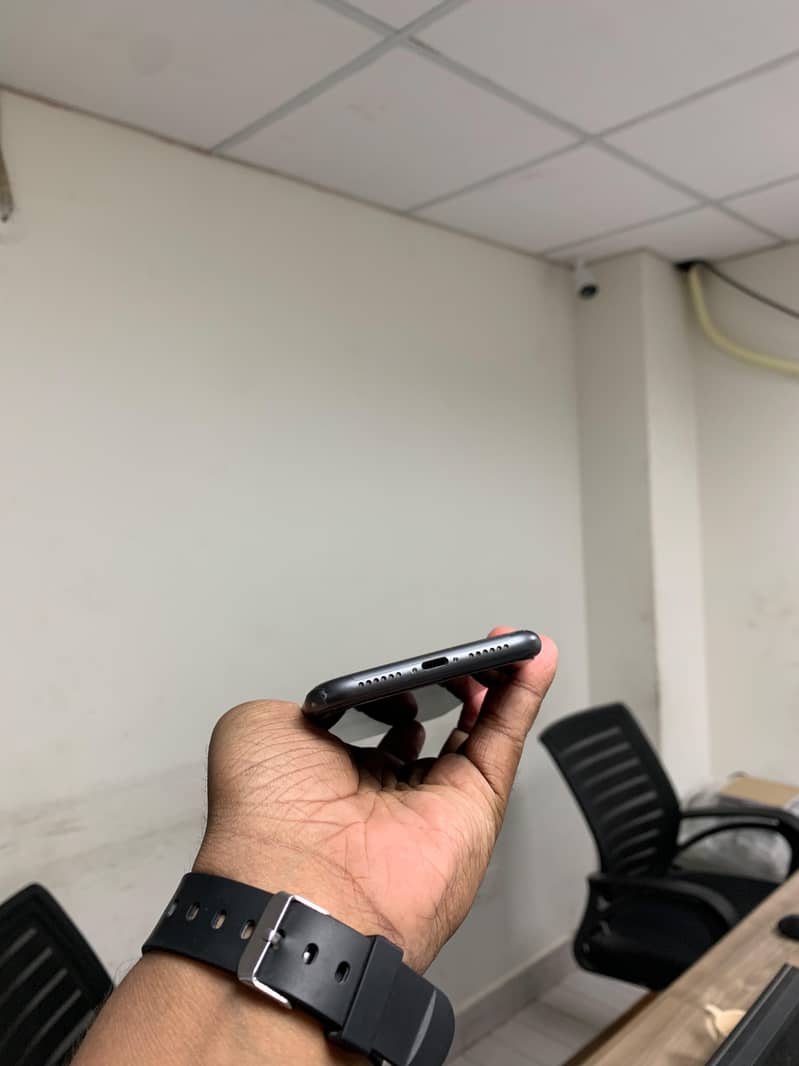 Apple iPhone 11 4