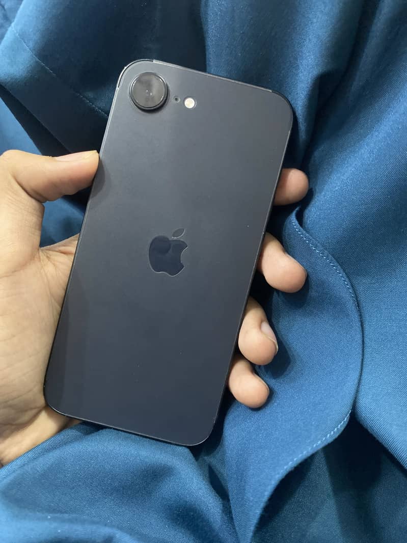 Apple iPhone 16e 1