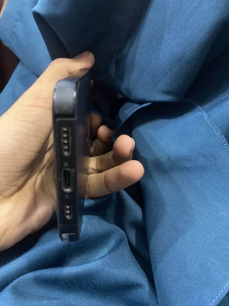 Apple iPhone 16e 2