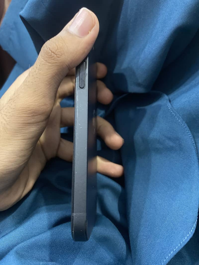 Apple iPhone 16e 3