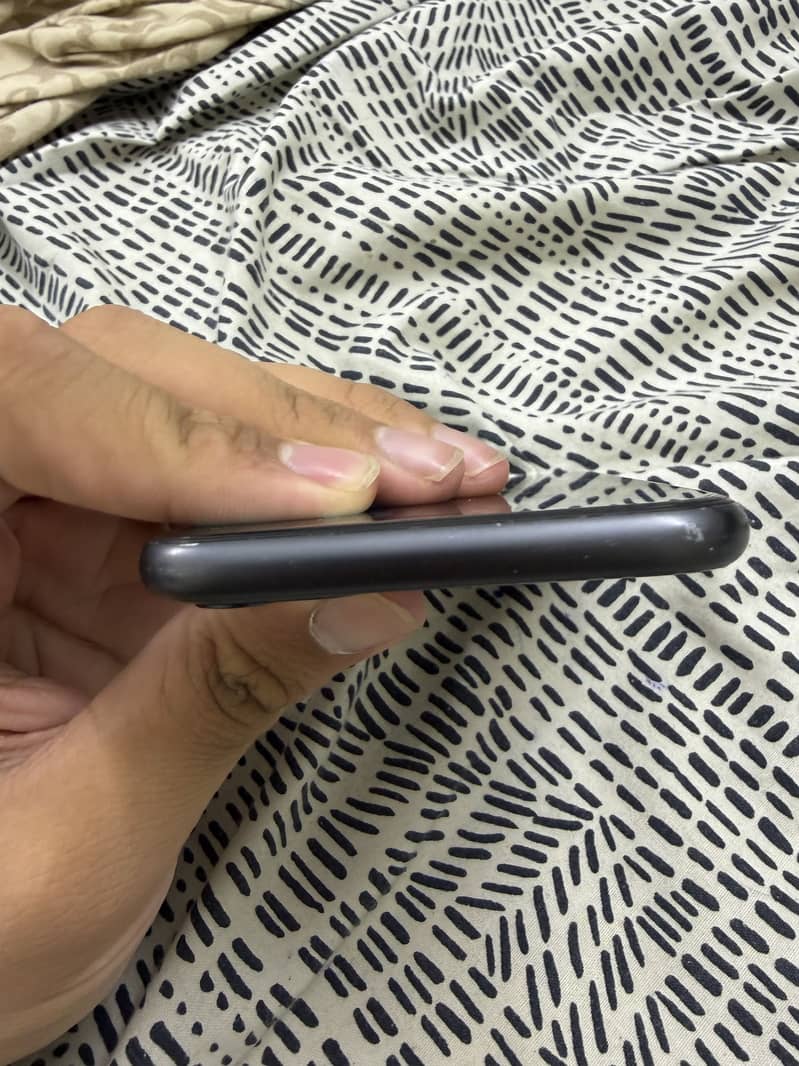 Apple iPhone 11 4