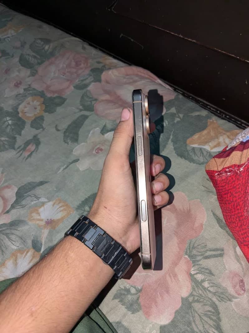 Apple iPhone 16 Pro Max 3