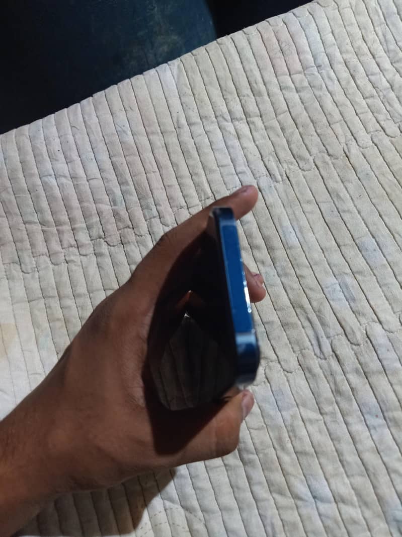 Apple iPhone 13 4