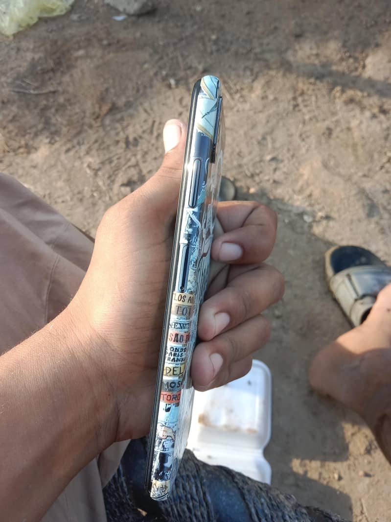Apple iPhone XS Max 4