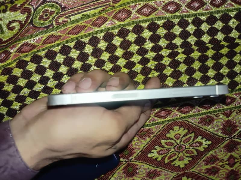 Apple iPhone 12 4