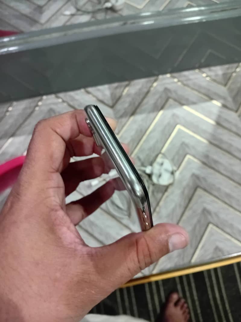 Apple iPhone X 4