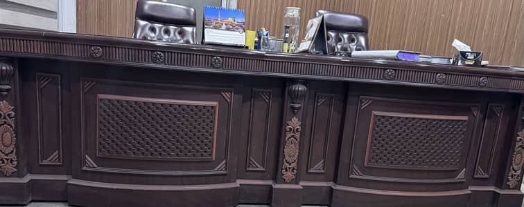 Office tabel chairs armrest look like new