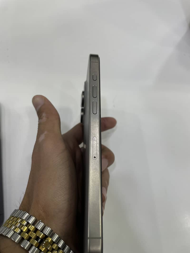 Apple iPhone 15 Pro Max 4