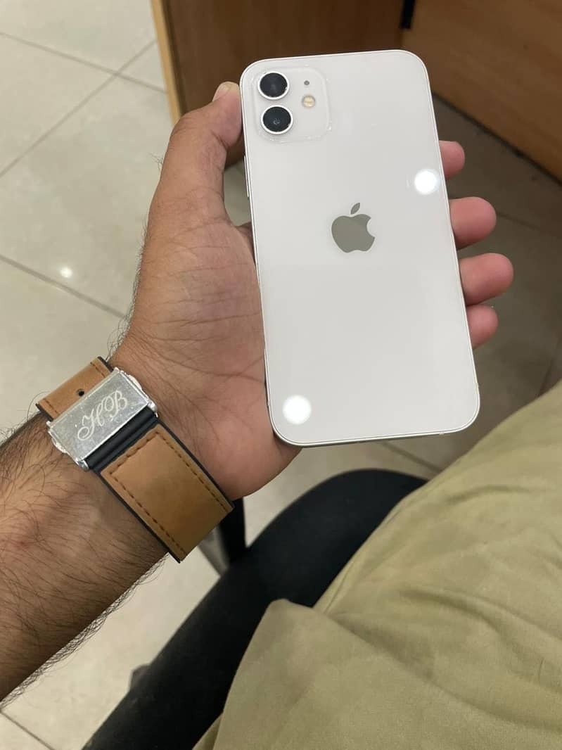 Apple iPhone 12 4