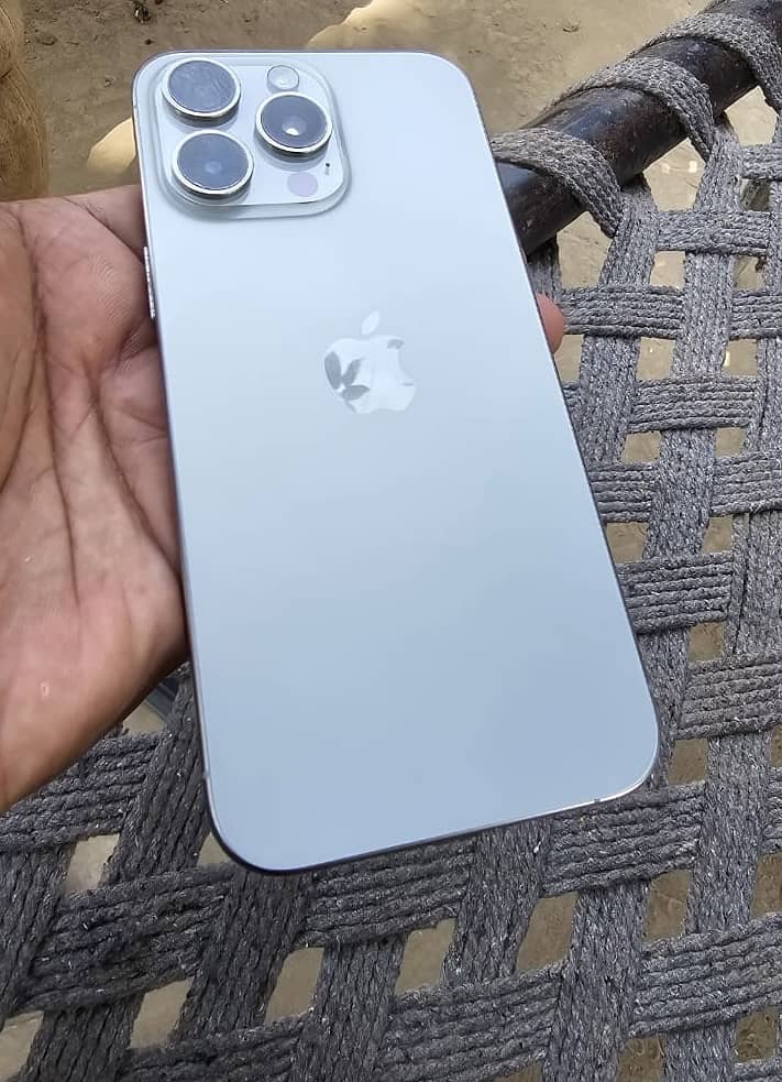 Apple iPhone 15 Pro Max 0