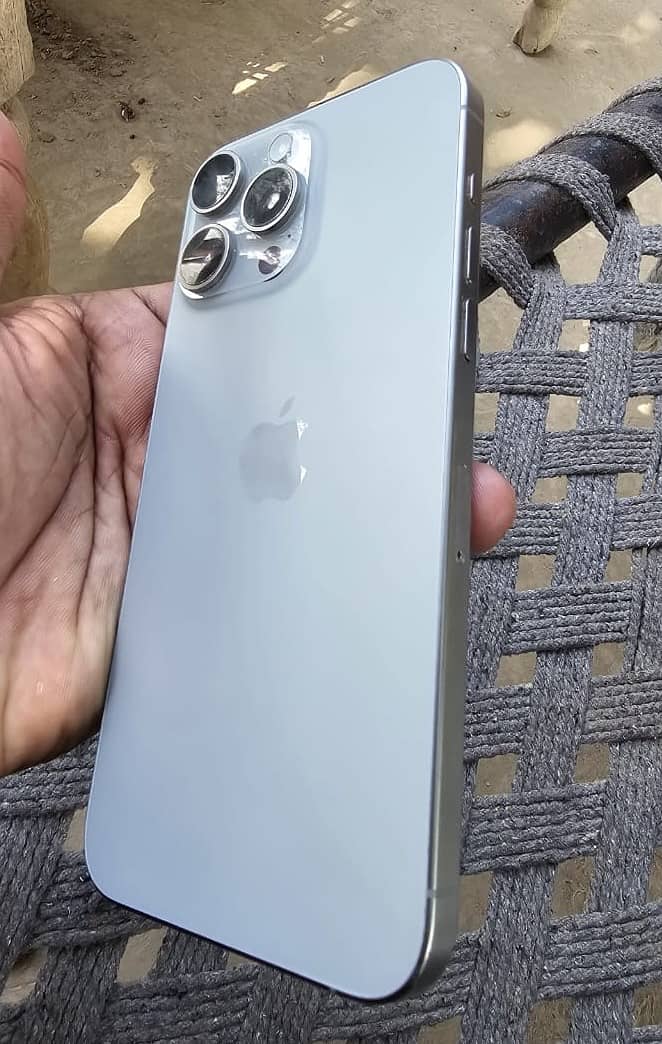 Apple iPhone 15 Pro Max 2