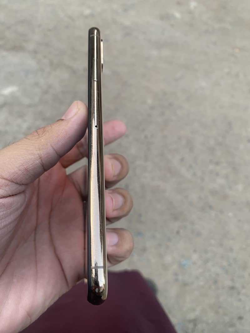 Apple iPhone XS Max 3