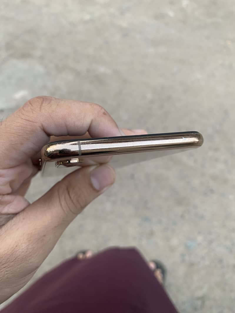 Apple iPhone XS Max 7