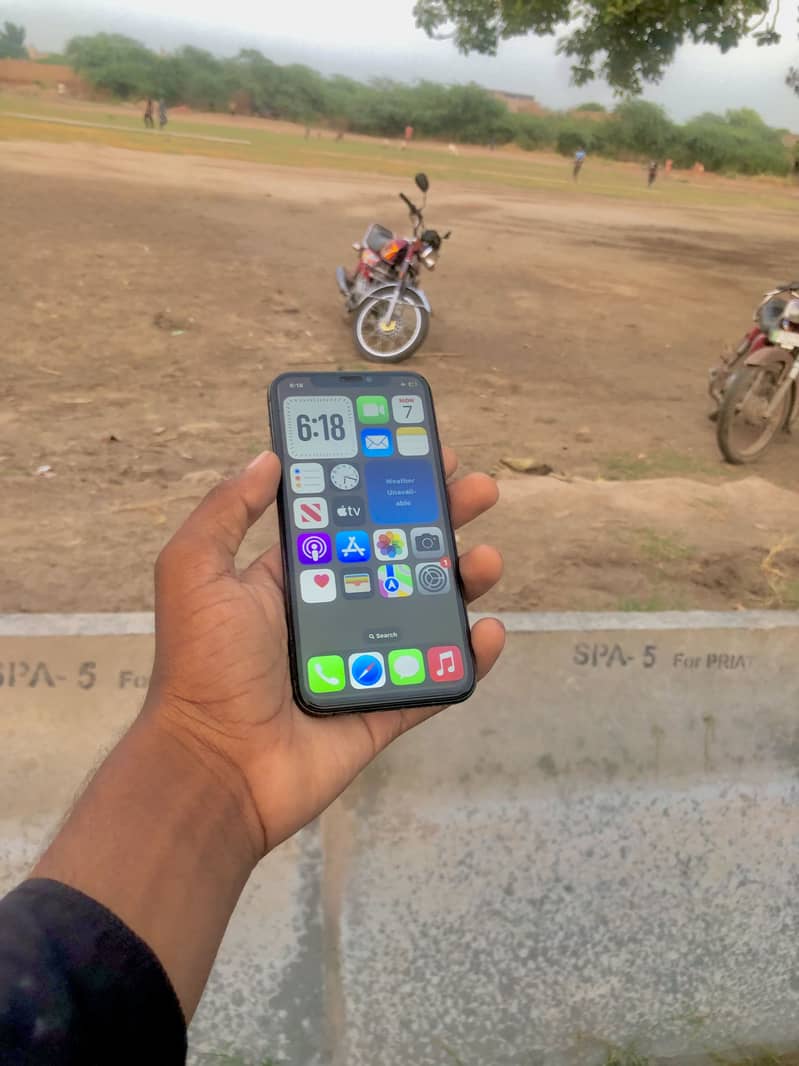 Apple iPhone XS 1