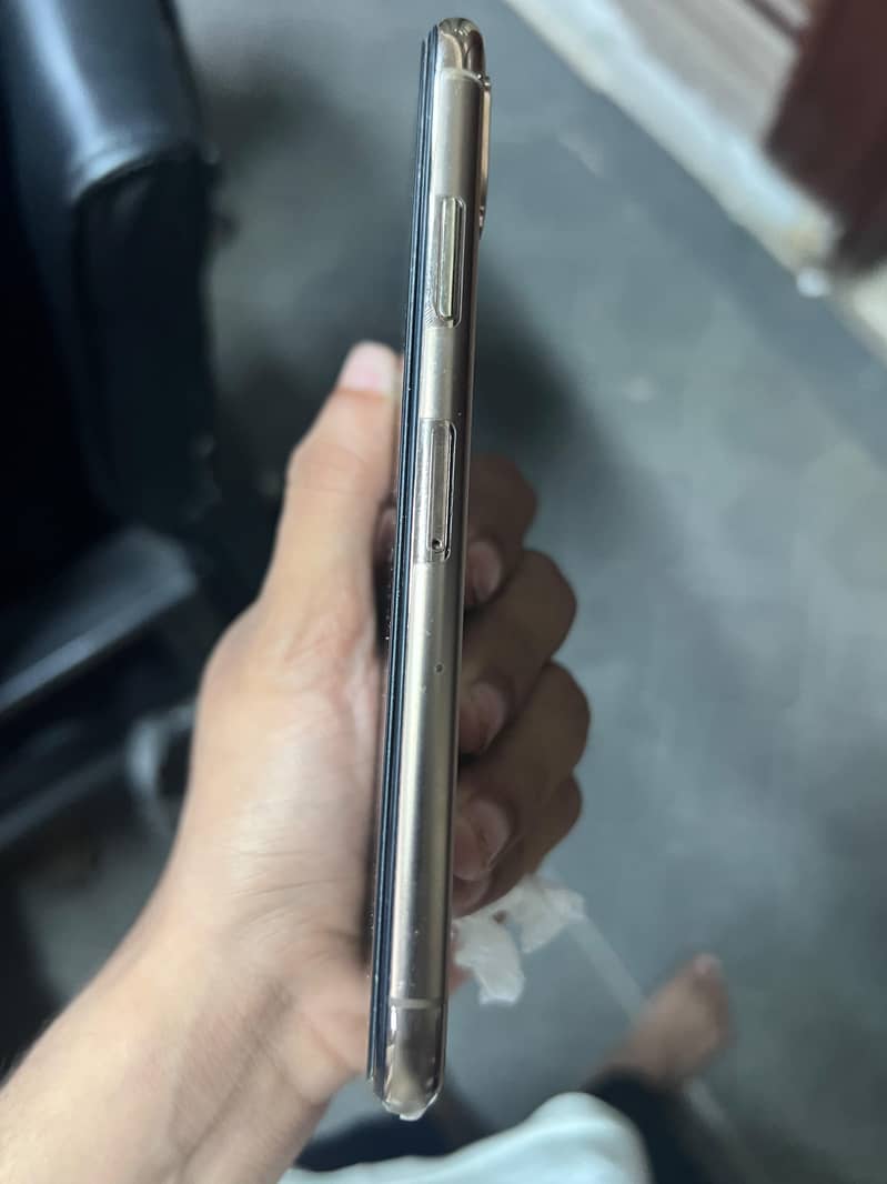 iPhone Xs 4