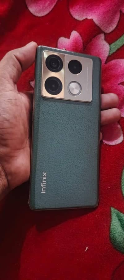 Infinix Note 40 Pro full box side se raf hai volume button nh