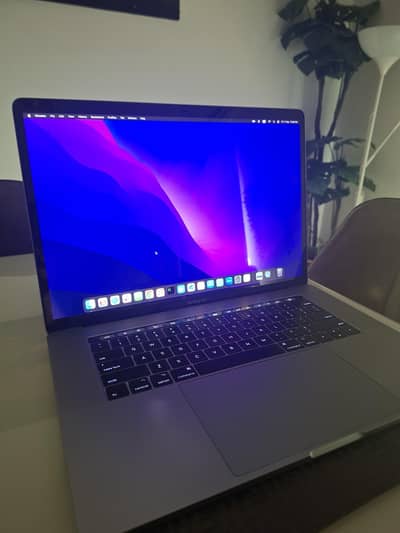 MacBook Pro 2017 15" Touch Bar – i7 / 16GB / 1TB SSD