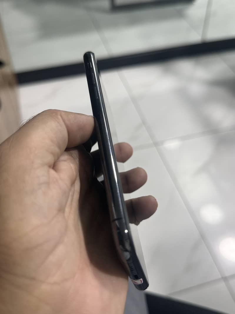 Apple iPhone XS 4