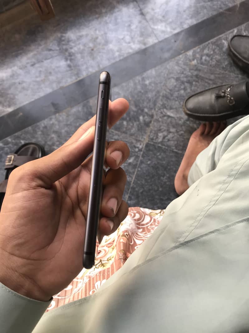 Apple iPhone 8 3