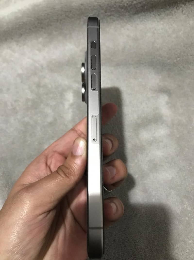 Apple iPhone 15 Pro Max 4