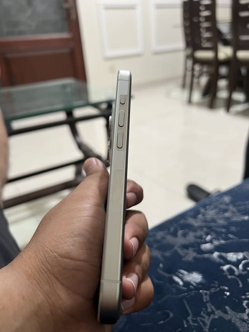 Apple iPhone 15 Pro 4