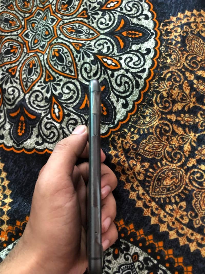 Apple iPhone 11 4