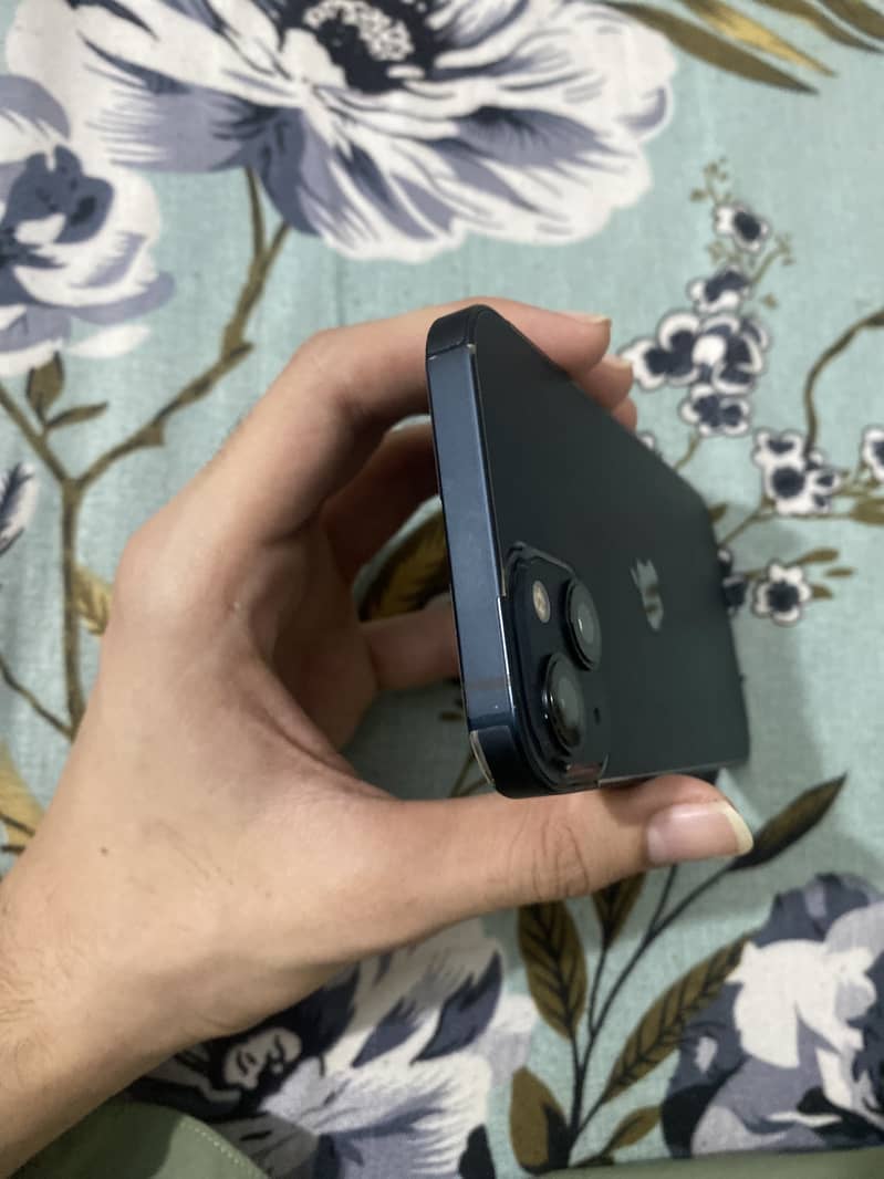 Apple iPhone 13 4