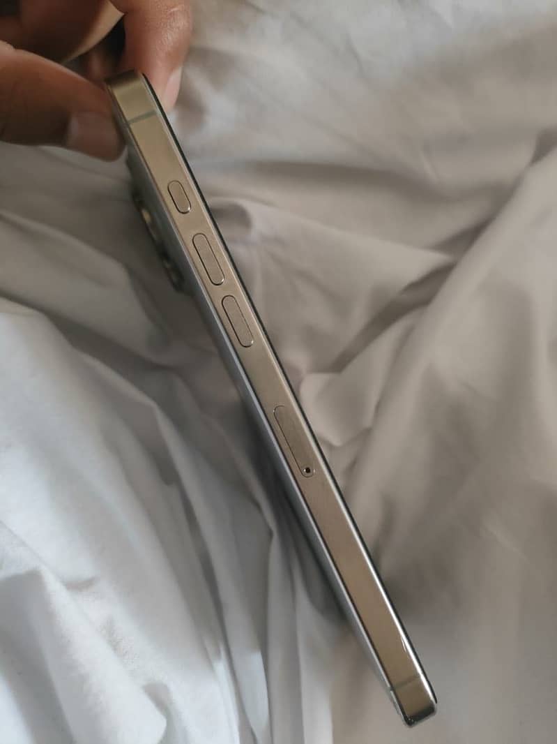 Apple iPhone 16 Pro Max 0